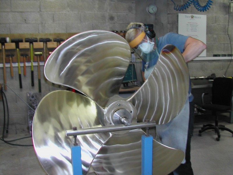 Polissage d'une hélice de Yacht